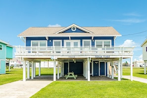Bring the whole family, pups included, to this beachside home