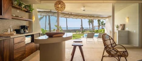 Cocina abierta con vista al mar. Equipada con todos los utensilios que necesitas para preparar tus platillos favoritos