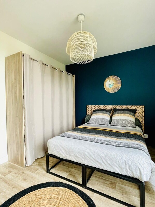 Chambre avec lit double et dressing