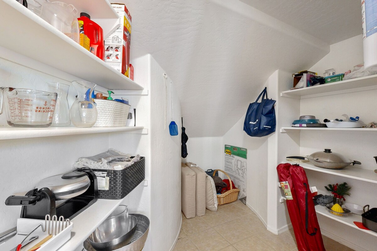 Beautiful home with private pool, W/D, central AC & great locale – dog-friendly
