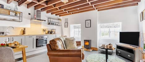 Little Maltings, Milton Abbas: Open-plan sitting and dining room with kitchen