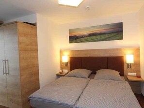 Schlafzimmer mit Doppelbett