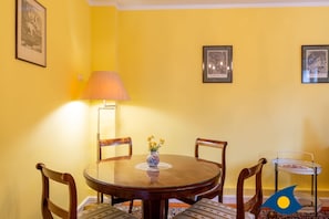 Wohnzimmer mit Essbereich