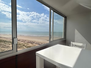 Vista para praia/oceano