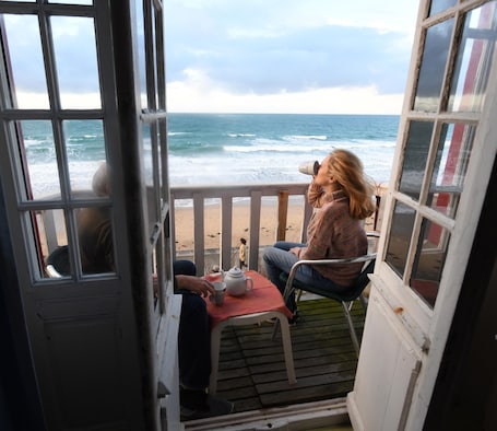 vue du salon avec balcon ouvert