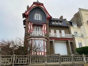 villa prise du sillon et devant la plage - 1er étage à gauche sur la photo