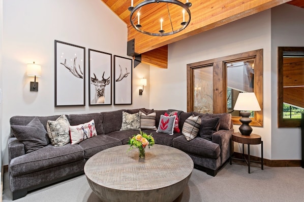 Home Decor, Furniture, Indoors, Living Room, Table