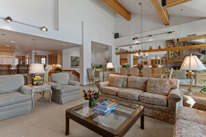 Home Decor, Furniture, Indoors, Living Room, Table