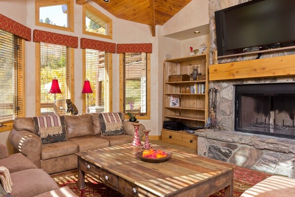 Furniture, Living Room, Room, Indoors, Couch