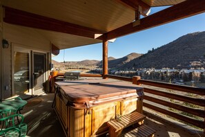 Porch, Hardwood, Jacuzzi, Hot Tub, Tub