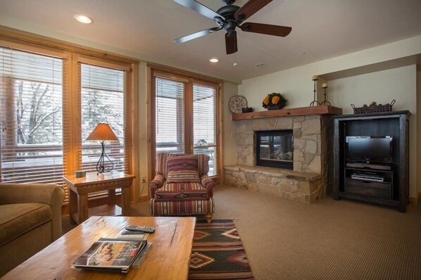 Ceiling Fan, Furniture, Indoors, Table, Screen