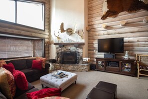 Living Room, Room, Indoors, Screen, Couch