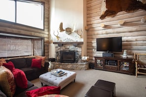 Living Room, Room, Indoors, Screen, Couch