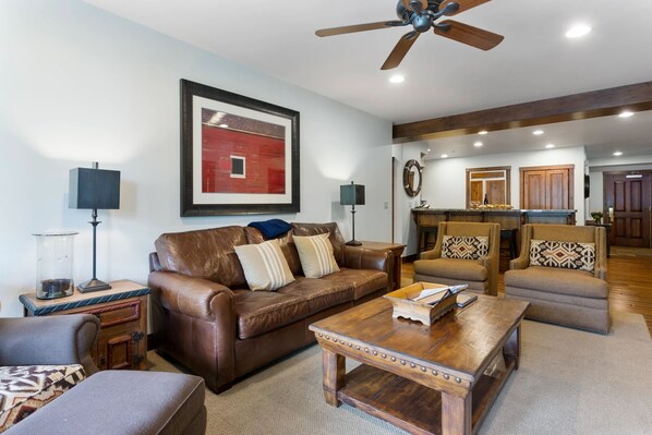 Home Decor, Coffee Table, Table, Furniture, Living Room