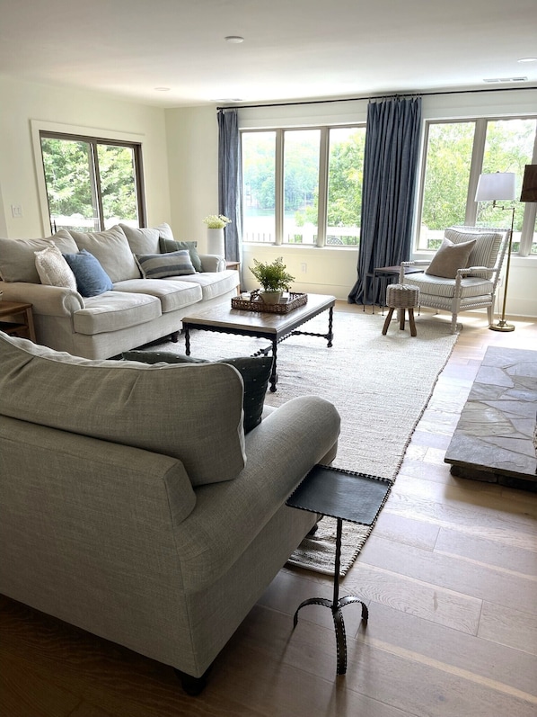 LIving Room with amazing lake view