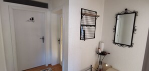 Ferienwohnung Wiadahoam, 1-3 Personen, 60qm, 1 Schlafzimmer, Balkon, WLAN-Die Garderobe im Flur