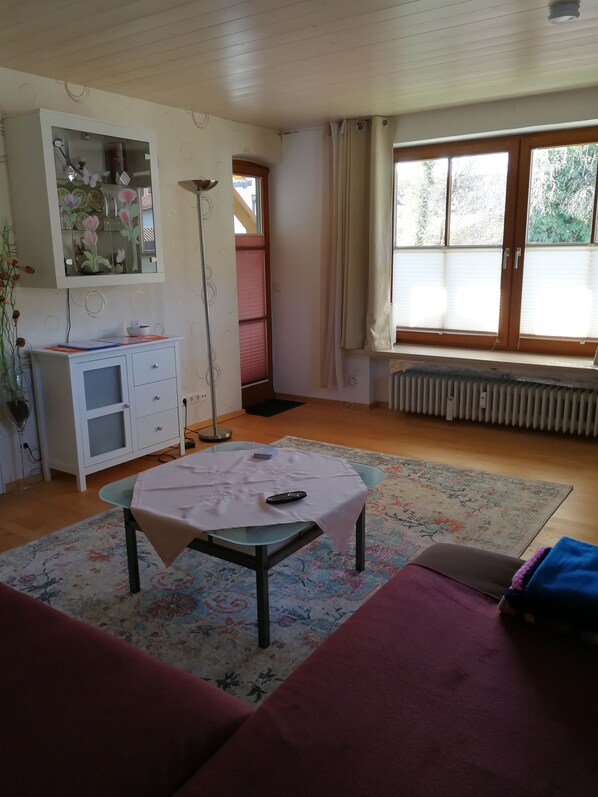 Ferienwohnung Wiadahoam, 1-3 Personen, 60qm, 1 Schlafzimmer, Balkon, WLAN-Wohnzimmer mit Zugang zum Balkon