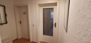 Ferienwohnung Wiadahoam, 1-3 Personen, 60qm, 1 Schlafzimmer, Balkon, WLAN-Der Flur