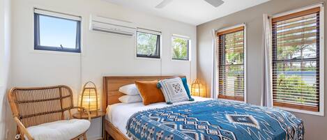 Master bedroom, king size bed & ensuite, ceiling fan & air con (upstairs).