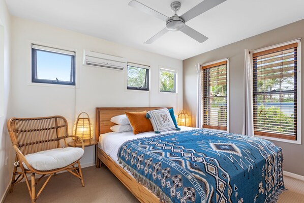 Master bedroom, king size bed & ensuite, ceiling fan & air con (upstairs).