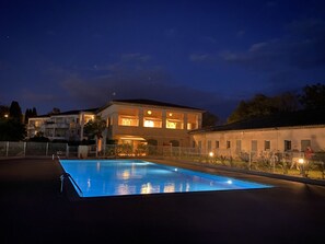 La Bastide des Suites de Robinson at night