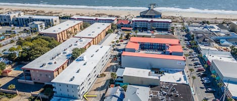 Atlantic Oasis Beach Condo - Yellow arrow in photo shows location of condo. Ocean block, easy walk to everything- beach , fishing pier, downtown Tybee Shops and Restaurants.