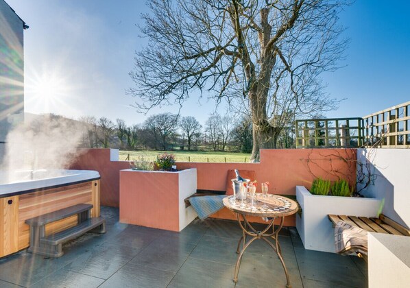 Outdoor spa tub