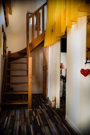 Montée d'escalier pour la 1er chambre coté mansardée.