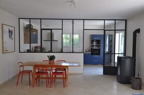 Salle Ă manger et cuisine vue du salon