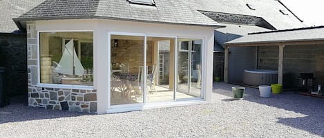 Belle véranda à côté du jacuzzi, avec vue sur le jardin