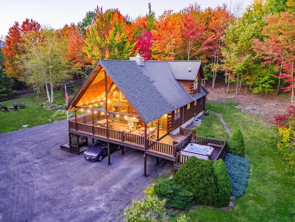 The Blue Spruce Chalet is surrounded by a stunning yard for you to enjoy with your friends and family. Enjoy the sighting of our Blue Spruces, pine, birch, maple, oak, conifer and so much more