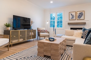 Open concept living room/kitchen