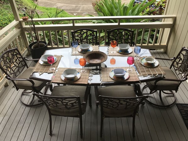 Spacious lanai has a dining table for 6