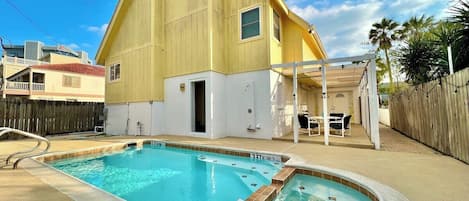 Gorgeous back yard! Fully fenced for privacy, sitting area to grill and relax
SPI PERMIT: 2015-113788