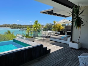 Terrasse privative - Vue mer et lagon - Piscine - Mobilier extérieur