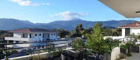 Grande terrasse, vue montagne