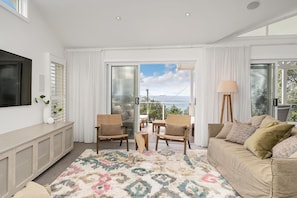 'Drift' - Absolute Beachfront at Coledale w/ Panoramic Views & Multiple Living Zones