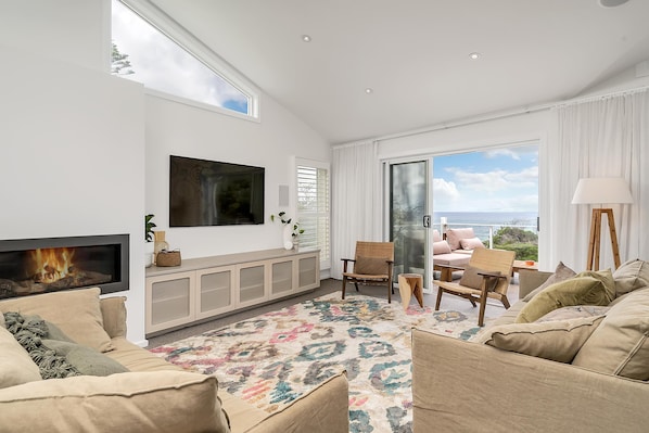 'Drift' - Absolute Beachfront at Coledale w/ Panoramic Views & Multiple Living Zones
