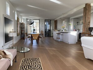 Lounge area with daybed and access to garden