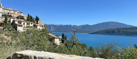 Vue sur le village et le Lac 