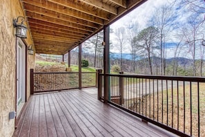 Little Big Bear Haven's spacious deck