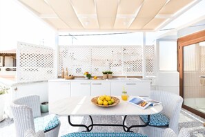 On roof dining area and a simple kitchen