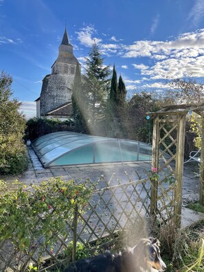 La maison se trouve à côté de l'église daté du moyen âge