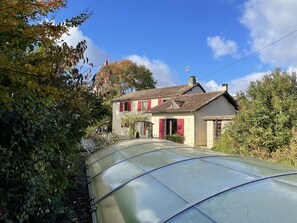 Vue depuis la piscine vers la maison