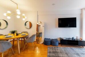 Cozy space featuring a flat-screen TV.


