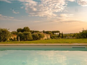 Pool im Garten von Villa Astra, Blick bis zum Meer