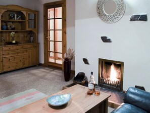 Living room/dining room | Quarter Deck Gardens, Glencoe