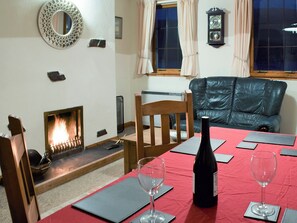 Living room/dining room | Quarter Deck Gardens, Glencoe