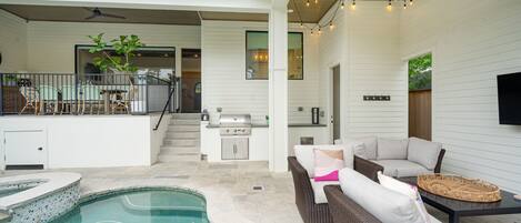 Welcome to your retreat! Outdoor dining, swimming, bbq, lounging. Pool fence opt