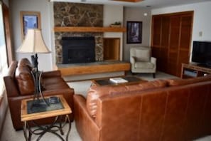 Livingroom with Gas Fireplace